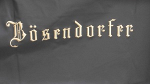 Logo de Bösendorfer en una funda de piano